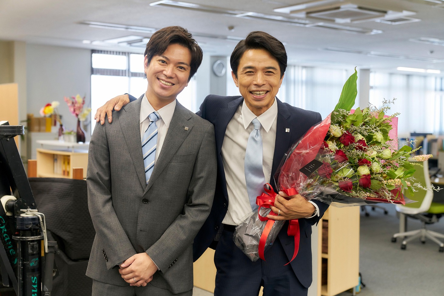 左から加藤シゲアキ、井ノ原快彦。