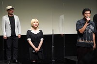 左から白石晃士、川瀬知佐子、高嶋政宏。