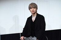 観客の感想を真剣に聞く横浜流星。