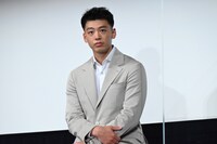 観客の感想を真剣に聞く竹内涼真。