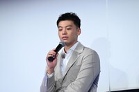 クイズに悩む竹内涼真。