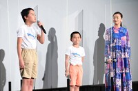 左から番家一路、番家天嵩、尾野真千子。