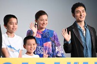 左から番家一路、番家天嵩、尾野真千子、草なぎ剛。