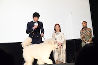 高速で舞台袖にはけるベック（中央）。