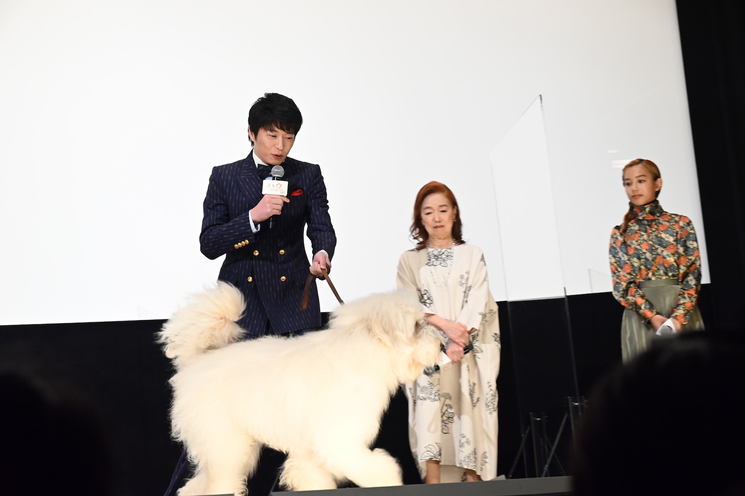 高速で舞台袖にはけるベック（中央）。