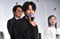 森崎ウィン（前列）