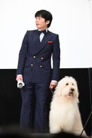 左から田中圭、ベック。