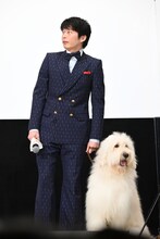 左から田中圭、ベック。