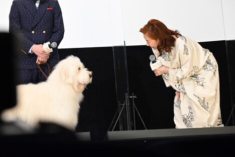 ベック（左）に話しかける宮本信子（右）。