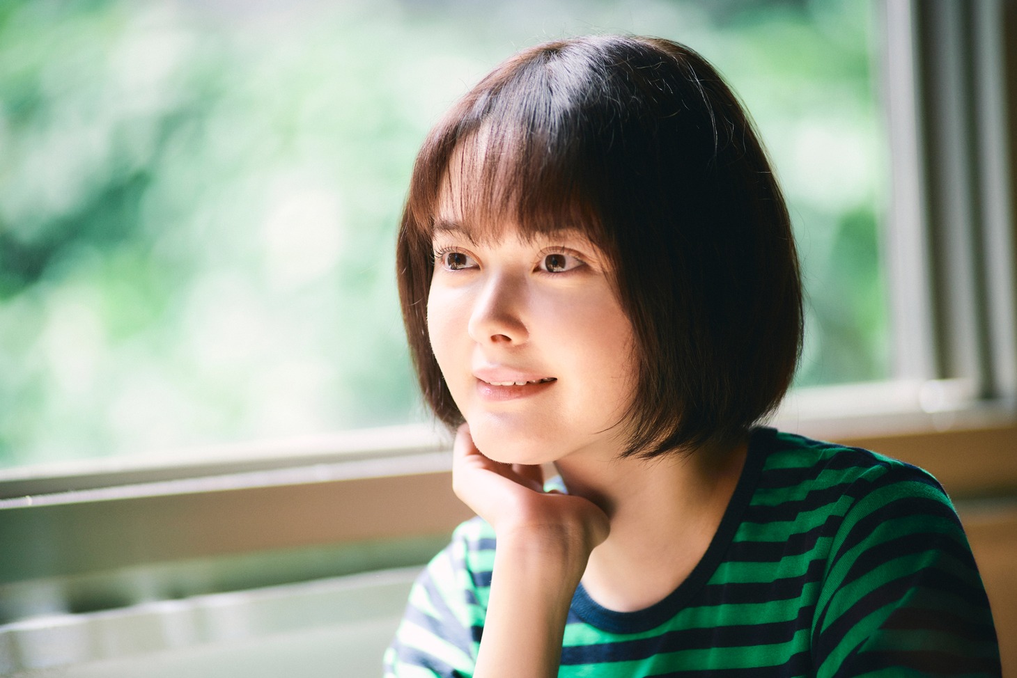 「窓辺にて」
