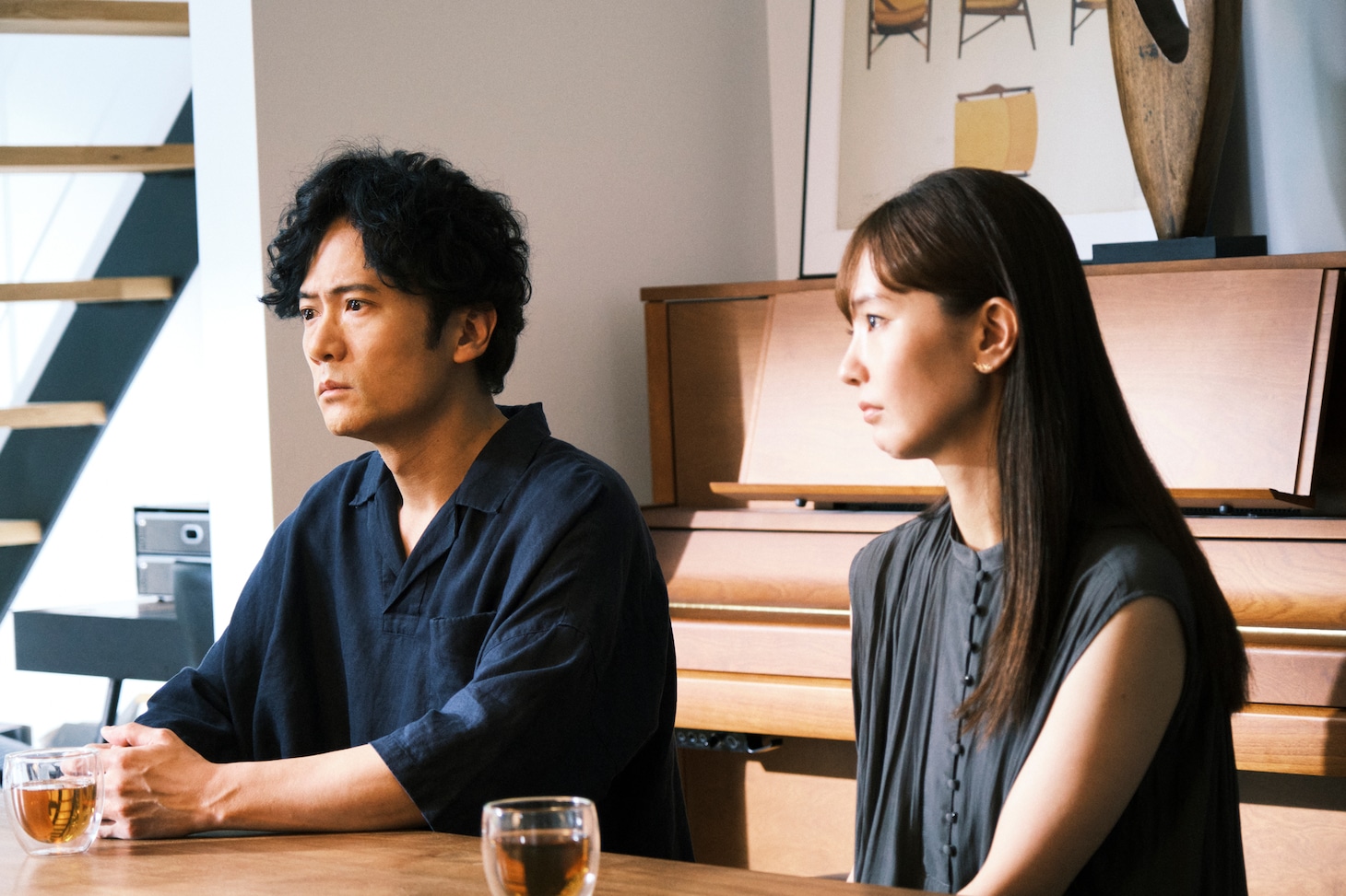「窓辺にて」
