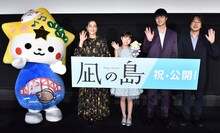 「凪の島」公開記念舞台挨拶の様子。左からくだまる、加藤ローサ、新津ちせ、結木滉星、長澤雅彦。