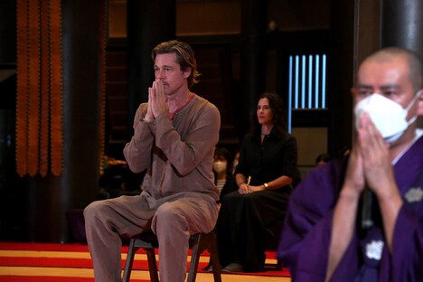 厄よけを体験するブラッド・ピット。