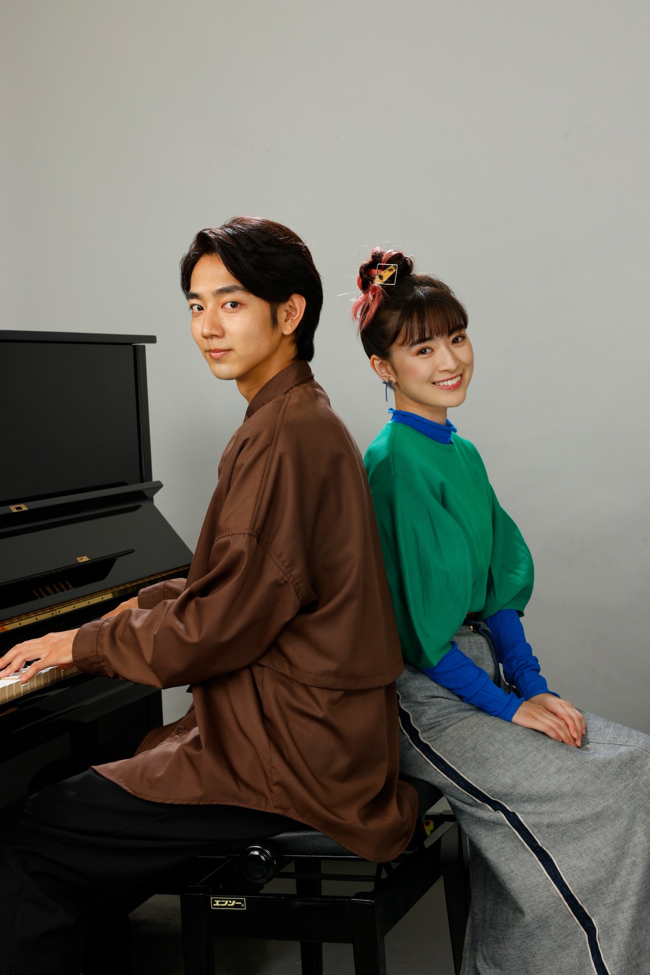 左から駒木根葵汰演じる澤本蓮、優希美青演じる梶原美鳥。