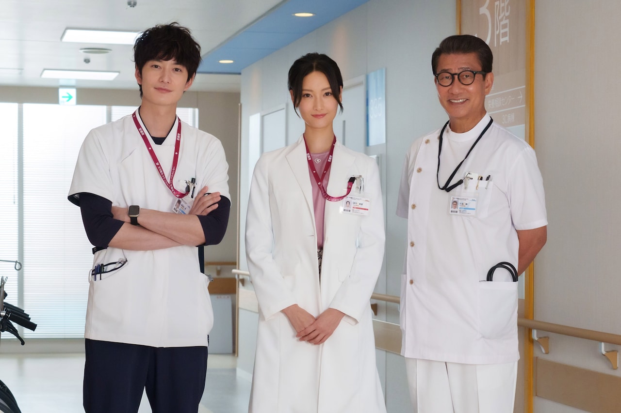 左から岡田将生、菜々緒、中井貴一。