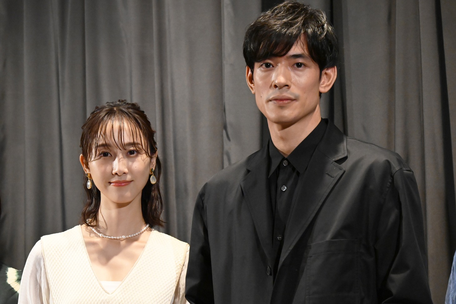 「よだかの片想い」プレミア上映会に参加した松井玲奈（左）、中島歩（右）。