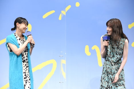 左から奈緒、永野芽郁。