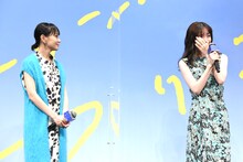 涙する永野芽郁（右）を優しく見守る奈緒（左）。