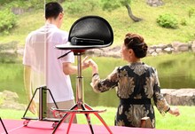 原田美枝子（右）をエスコートする菅田将暉（左）。