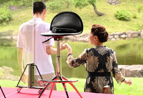 原田美枝子（右）をエスコートする菅田将暉（左）。