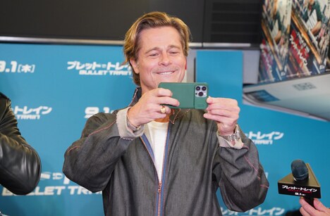 登場早々にマスコミ陣にスマートフォンのカメラを向けるブラッド・ピット。
