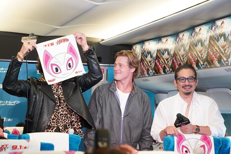 モモもんのハンカチで顔を隠すアーロン・テイラー＝ジョンソン（左）。