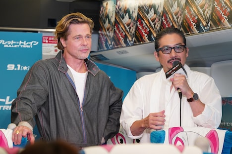 左からブラッド・ピット、真田広之。