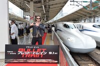 アーロン・テイラー＝ジョンソン（左）と東海道新幹線のぞみ（右）。