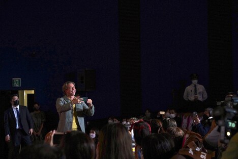 客席に近付いてスマートフォンで撮影するブラッド・ピット。