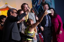 フワちゃん（中央下）の自撮りに加わる登壇者たち。