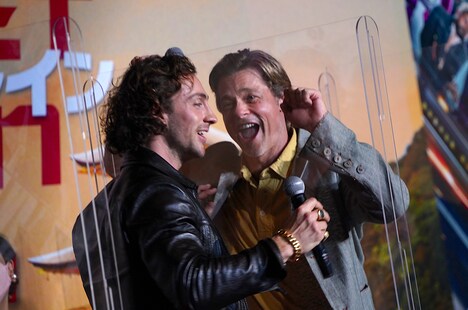 アクリル板越しにアーロン・テイラー＝ジョンソン（左）に何かを呼びかけているブラッド・ピット（右）。