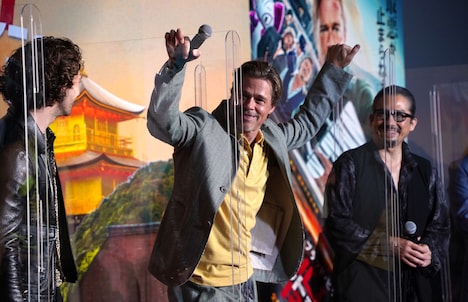 アクリル板に手をかけるブラッド・ピット。