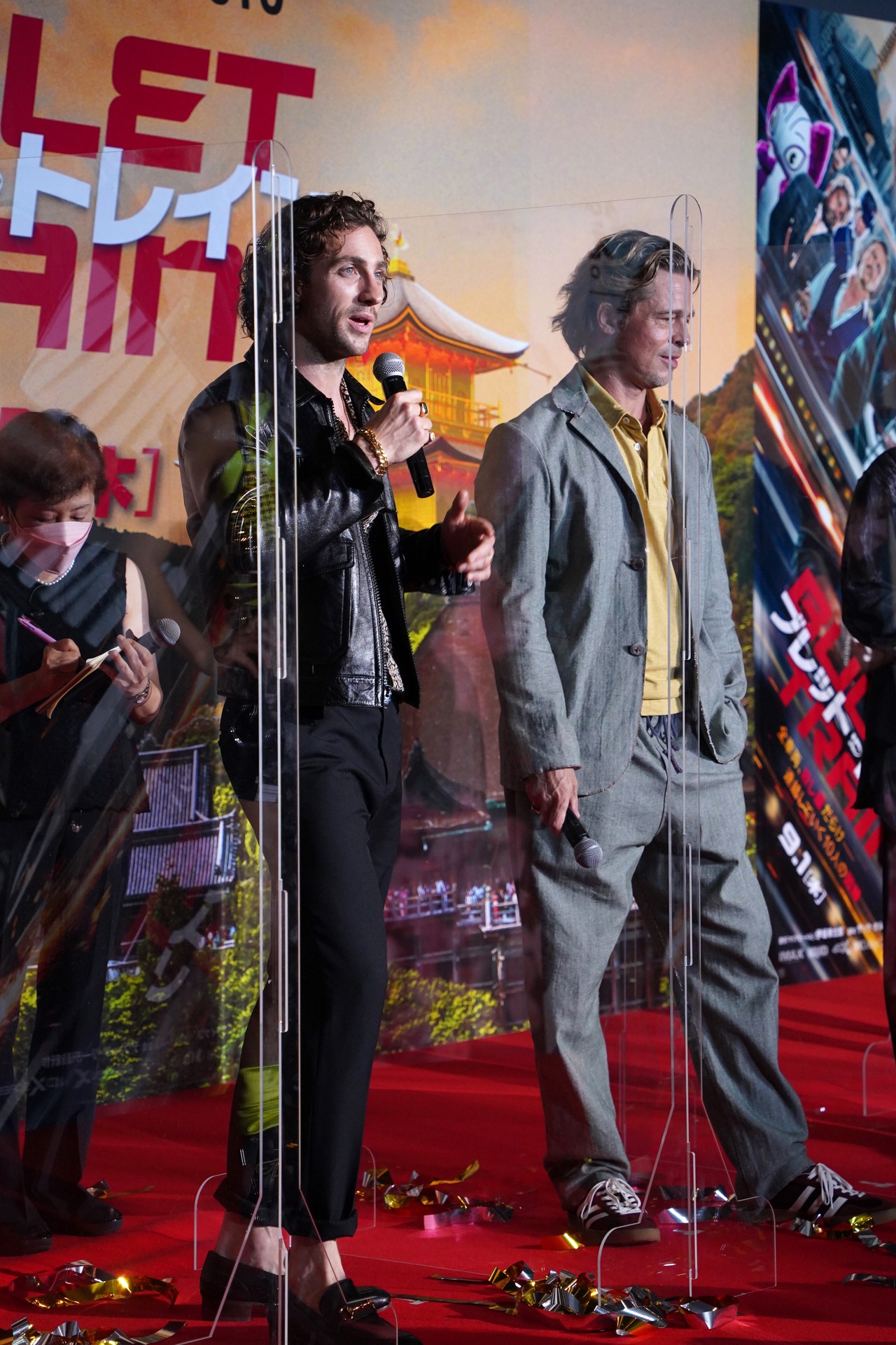 左からアーロン・テイラー＝ジョンソン、ブラッド・ピット。