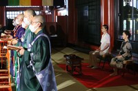 「百花」大ヒット祈願の様子（提供写真）。