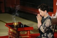 「百花」大ヒット祈願の様子（提供写真）。