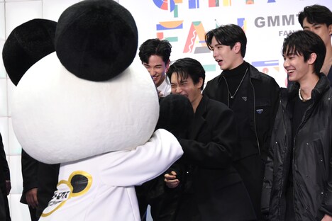 テレビ朝日のマスコットキャラクター・ゴーちゃん。の登場に喜ぶ一同。