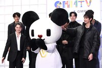 ゴーちゃん。をなで回すDew（前列右）。