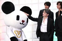 ゴーちゃん。（前列左）を愛でるKrist（前列右）。