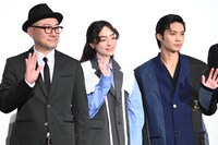 左から内田英治、モトーラ世理奈、磯村勇斗。