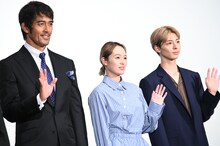 左から阿部寛、清野菜名、高杉真宙。