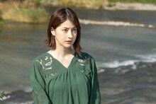 松本若菜演じる佐知子。