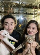 左から石垣佑磨と保護猫のマーキュリー、森真奈美と保護猫のフレディ。