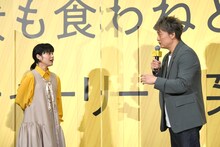 左から岸井ゆきの、香取慎吾。