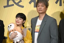 左から岸井ゆきの、香取慎吾。