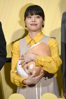 ぬいぐるみを大事そうに抱く岸井ゆきの。