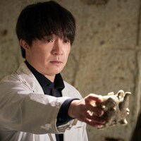 濱田岳扮するクジラ怪人。