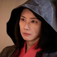 吉田羊扮するビシュム（翼竜怪人）。