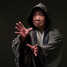 中村梅雀扮するダロム（三葉虫怪人）。