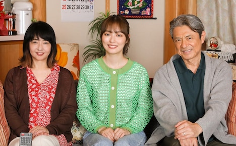 左から美保純、内田理央、升毅。