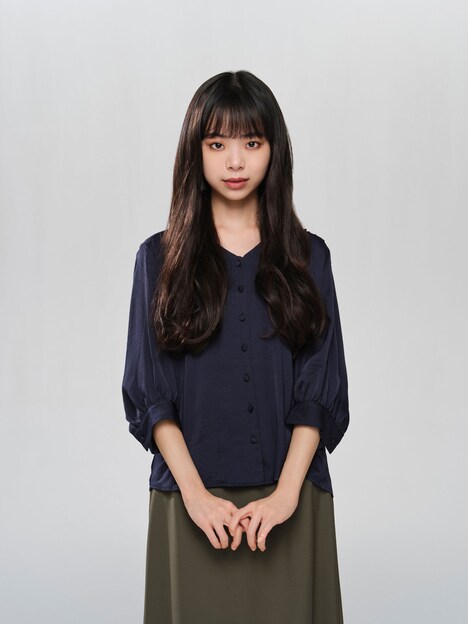 趣里演じる深井サワコ。